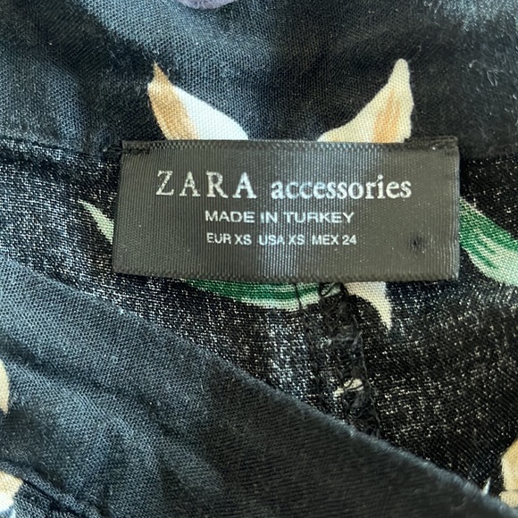 Zara pleated high waisted shorts - Picture 2 of 2